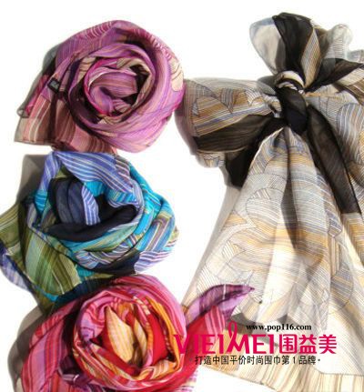 秋季的服裝有些暗淡，搭條絲巾來閃亮自己吧,最新服裝圖片-圍益美商城