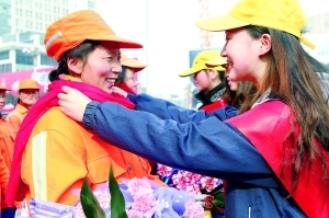 大學(xué)生在給孫美蘭等環(huán)衛(wèi)工人系上紅圍巾,最新服裝圖片-圍益美商城