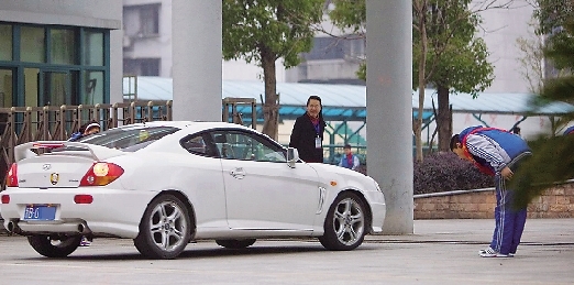 “禮儀生”在校門口向老師及其車子90度鞠躬。 通訊員 唐嚴(yán) 攝