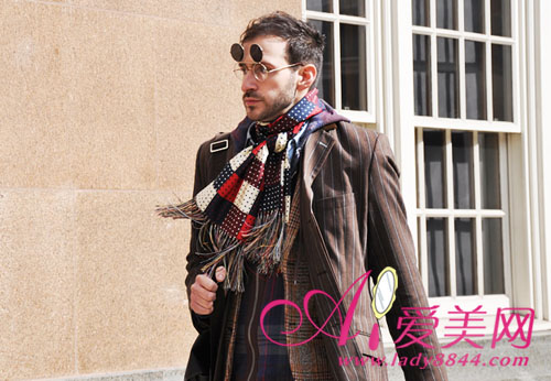  早春型男圍巾潮搭 齊做歐式時(shí)髦紳士 