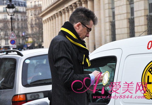  早春型男圍巾潮搭 齊做歐式時(shí)髦紳士 