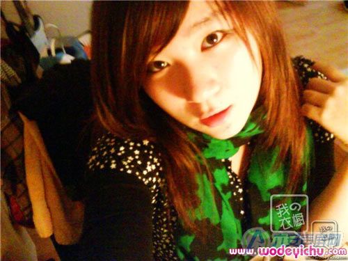 綠色可愛圍巾被她搭配的時尚亮眼