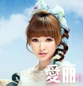 涼爽清新風：三股辮mix藍色碎花絲巾