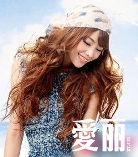飄逸浪漫風：飄逸長卷發mix羽毛圖案絲巾