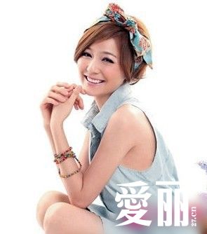 田園隨性風：慵懶盤發mix復古花朵絲巾