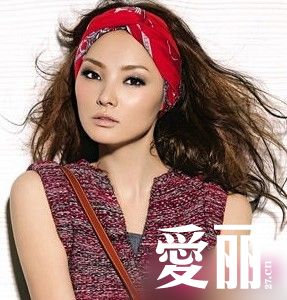 阿拉伯風：凌亂長卷發mix紅色印花絲巾