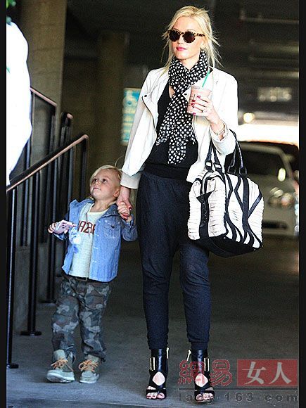 格溫·史蒂芬妮(gwen stefani)白色的西服外套搭配黑色點點的圍巾浪漫優雅