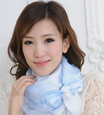 春日明媚 輕柔絲巾百變秀,最新服裝圖片-圍益美商城