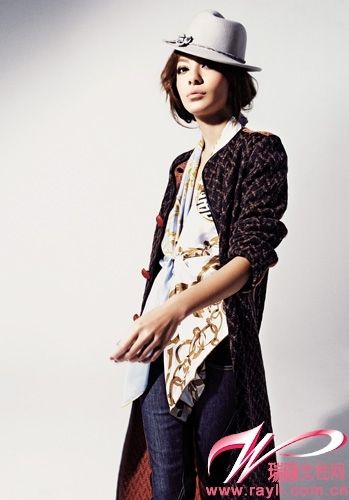 雙絲巾做禮服，長大衣下平添野性美