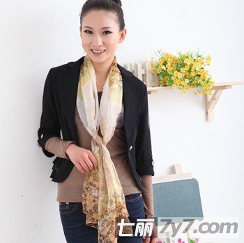 一條絲巾N種系法 OL完美風(fēng)情搭配