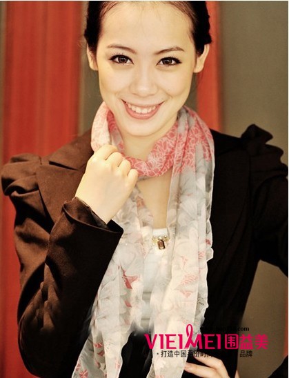 柔媚女人味 絲質圍巾飄逸春風里,最新服裝圖片-圍益美商城