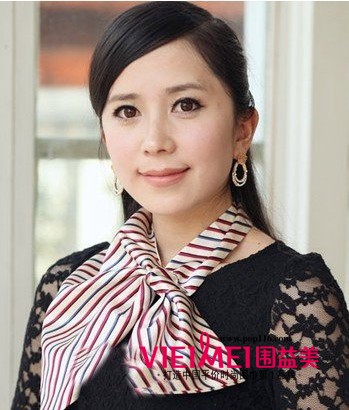 點睛花色小絲巾 優雅氣質搭出來  （春季時尚）,最新服裝圖片-圍益美商城