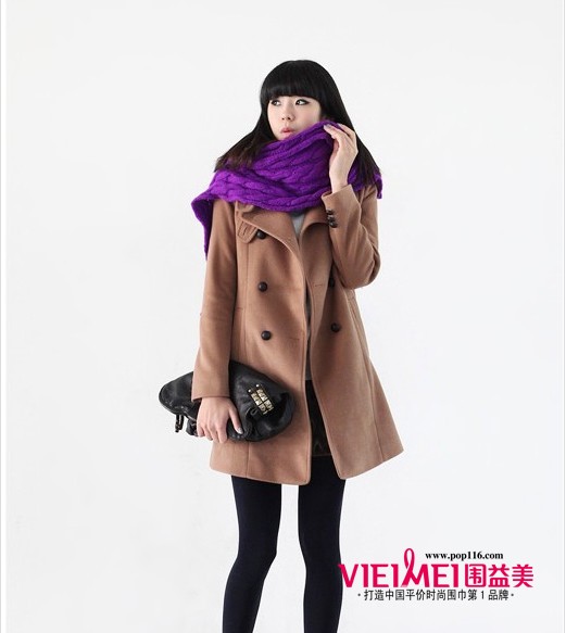 紫色圍巾配上大衣也很搶眼,最新服裝圖片-圍益美商城