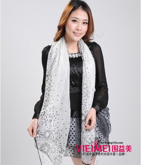 2012印花絲巾當道 絲巾系法凸顯女人氣質,最新服裝圖片-圍益美商城