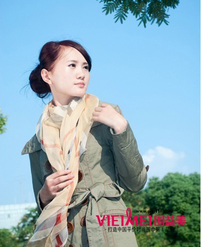 打造夏季時尚達人 絲巾展現優雅氣質,最新服裝圖片-圍益美商城