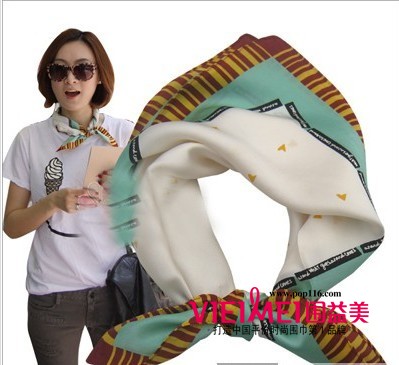 絲巾圍發也能使v型領巾顯得更有品味,最新服裝圖片-圍益美商城