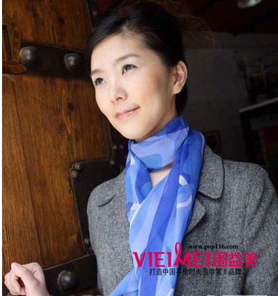 運用絲巾設計出特別元素,最新服裝圖片-圍益美商城