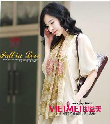 嫵媚撩人的絲巾情結(jié),最新服裝圖片-圍益美商城