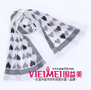 脖頸下的時(shí)尚 帶著圍巾展現(xiàn)完美發(fā)型,最新服裝圖片-圍益美商城
