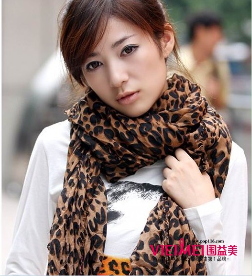 絲巾除了保暖，更多的還是扮美。,最新服裝圖片-圍益美商城