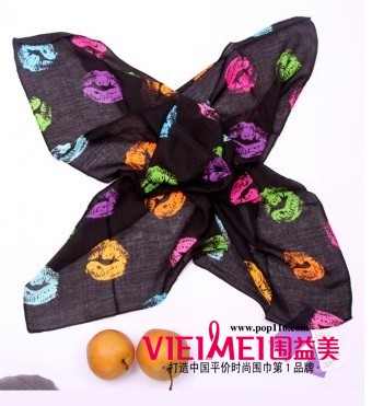 圍巾 時(shí)尚季節(jié)點(diǎn)亮服飾搭配的真正主角,最新服裝圖片-圍益美商城