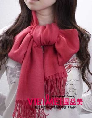 平凡的圍巾在美女手中成了 絕佳的裝飾,最新服裝圖片-圍益美商城