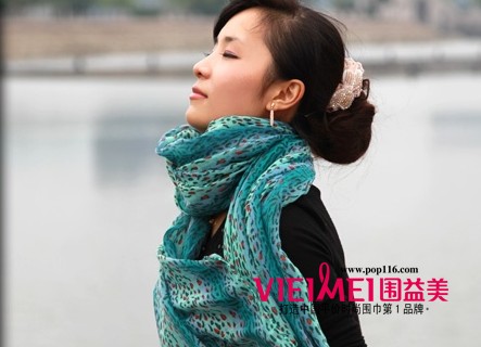 古典乖乖女的最佳搭配 時尚絲巾齊分享,最新服裝圖片-圍益美商城