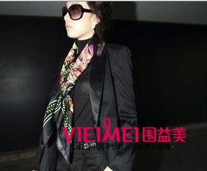 黑色衣服和艷麗圍巾的完美搭配,最新服裝圖片-圍益美商城