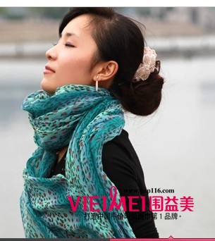 用圍巾來(lái)?yè)P(yáng)長(zhǎng)補(bǔ)短 讓你更完美,最新服裝圖片-圍益美商城