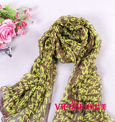 絲巾點綴光滑的勃子 讓你看上去更有品味與氣質,最新服裝圖片-圍益美商城
