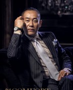 林保怡拍舒適寫真 圍巾多樣元素巧搭魅力型